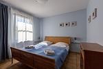 Helles Schlafzimmer mit Doppelbett - Strandhaus Wustrow - Wohnung 4 - Top-Hundeurlaub