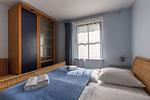 Schlafzimmer mit Doppelbett und Fenster - Strandhaus Wustrow - Wohnung 4 - Top-Hundeurlaub
