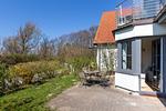Terrasse mit Tisch und Stühlen - Strandhaus Wustrow - Wohnung 4 - Top-Hundeurlaub