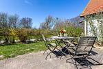 Terrasse mit Tisch und Stühlen - Strandhaus Wustrow - Wohnung 4 - Top-Hundeurlaub