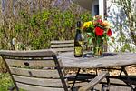 Terrasse mit Tisch, Stühlen, Wein und Blumen - Strandhaus Wustrow - Wohnung 4 - Top-Hundeurlaub