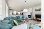 Heller Wohnbereich mit Sofa und Fernseher - Haus Weißdorn - Top-Hundeurlaub