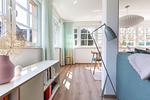 Helles Wohnzimmer mit großen Fenstern - Haus Weißdorn - Top-Hundeurlaub