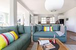 Gemütliches Wohnzimmer mit bunten Sofas - Haus Weißdorn - Top-Hundeurlaub