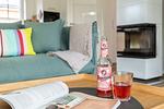 Gemütliches Wohnzimmer mit Sofa und Limonade - Haus Weißdorn - Top-Hundeurlaub
