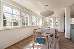 Moderne Küche mit Esstisch und großen Fenstern - Haus Weißdorn - Top-Hundeurlaub