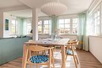 Helles Wohnzimmer mit Essplatz und großen Fenstern - Haus Weißdorn - Top-Hundeurlaub