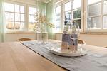 Helle Küche mit Tisch und Blumen - Haus Weißdorn - Top-Hundeurlaub