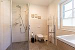 Modernes Badezimmer mit Dusche und elegantem Waschbecken - Haus Weißdorn - Top-Hundeurlaub