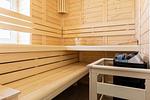 Sauna mit Holzbank und Fenster - Haus Weißdorn - Top-Hundeurlaub