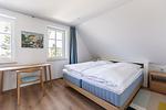 Schlafzimmer mit Doppelbett und Schreibtisch - Haus Weißdorn - Top-Hundeurlaub