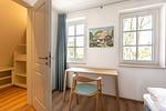 Schlafzimmer mit Tisch und Fenstern - Haus Weißdorn - Top-Hundeurlaub