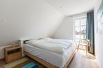 Helles Schlafzimmer mit Doppelbett und Fenster - Haus Weißdorn - Top-Hundeurlaub