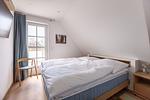 Schlafzimmer mit Doppelbett und Fenster - Haus Weißdorn - Top-Hundeurlaub