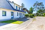 Außenansicht eines Ferienhauses mit blauen Fenstern - Ostseeromantik - Top-Hundeurlaub