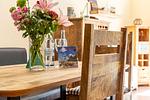 Essbereich mit Holztisch und Blumen - Ostseeromantik - Top-Hundeurlaub