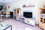 Gemütliches Wohnzimmer mit Holzregalen und TV - Ostseeromantik - Top-Hundeurlaub