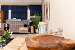 Moderne Küche mit Holzschalen und Pflanzen - Ostseeromantik - Top-Hundeurlaub