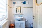 Modernes Badezimmer mit stilvollem Waschbecken - Ostseeromantik - Top-Hundeurlaub