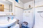 Helles Badezimmer mit Dusche und Waschbecken - Ostseeromantik - Top-Hundeurlaub
