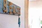 Dekoratives Beach-Schild aus Holz - Ostseeromantik - Top-Hundeurlaub