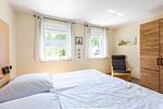 Schlafzimmer mit großem Bett und Fenster - Ostseeromantik - Top-Hundeurlaub