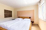 Helles Schlafzimmer mit Doppelbett und Fenster - Ostseeromantik - Top-Hundeurlaub