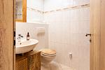 Badezimmer mit Waschbecken und Toilette - Ostseeromantik - Top-Hundeurlaub