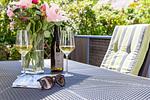 Terrasse mit Wein und Blumen - Ostseeromantik - Top-Hundeurlaub