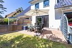 Terrasse mit Gartenmöbeln und Sonnenschirm - Ostseeromantik - Top-Hundeurlaub