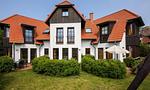 Außenansicht eines stilvollen Ferienhauses mit roten Dachziegeln - Bootsanleger, Landhaus Haven Höövt - Top-Hundeurlaub