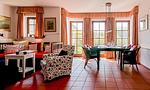 Helles Wohnzimmer mit Esstisch und gemütlichen Sitzen. - Bootsanleger, Landhaus Haven Höövt - Top-Hundeurlaub