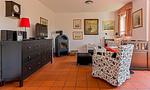 Helles Wohnzimmer mit gemütlichem Sessel - Bootsanleger, Landhaus Haven Höövt - Top-Hundeurlaub