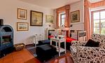 Gemütliches Wohnzimmer mit Kunstwerken - Bootsanleger, Landhaus Haven Höövt - Top-Hundeurlaub