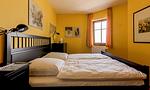 Helles Schlafzimmer mit Doppelbett und Fenster - Bootsanleger, Landhaus Haven Höövt - Top-Hundeurlaub