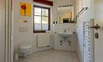 Helles Badezimmer mit Waschbecken und Toilette - Bootsanleger, Landhaus Haven Höövt - Top-Hundeurlaub