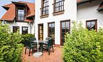 Terrasse mit Tisch und Stühlen - Bootsanleger, Landhaus Haven Höövt - Top-Hundeurlaub