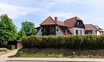 Außenansicht eines Hauses mit rotem Dach - Bootsanleger, Landhaus Haven Höövt - Top-Hundeurlaub