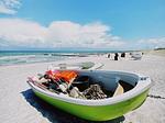 Boot auf einem Sandstrand - Bootsanleger, Landhaus Haven Höövt - Top-Hundeurlaub