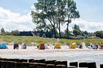 Strandansicht mit Strandkörben und Bäumen - Bootsanleger, Landhaus Haven Höövt - Top-Hundeurlaub