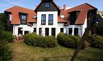 Außenansicht eines Hauses mit Garten und Terrassen - Windflüchter, Landhaus Haven Höövt - Top-Hundeurlaub