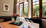 Helle Küche mit Tisch und Blumen - Windflüchter, Landhaus Haven Höövt - Top-Hundeurlaub
