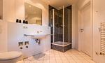 Modernes Badezimmer mit Dusche und Waschbecken - Windflüchter, Landhaus Haven Höövt - Top-Hundeurlaub