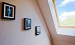 Wand mit Bildern und Dachfenster - Windflüchter, Landhaus Haven Höövt - Top-Hundeurlaub