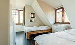 Schlafzimmer mit Einzelbetten und Fenster - Windflüchter, Landhaus Haven Höövt - Top-Hundeurlaub