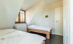 Schlafzimmer mit zwei Einzelbetten und Fenster - Windflüchter, Landhaus Haven Höövt - Top-Hundeurlaub