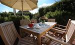 Terrasse mit Holztisch und Sonnenschirm - Windflüchter, Landhaus Haven Höövt - Top-Hundeurlaub