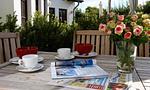 Terrasse mit Tisch und Blumen - Windflüchter, Landhaus Haven Höövt - Top-Hundeurlaub