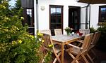 Gemütliche Terrasse mit Holztisch und Stühlen - Windflüchter, Landhaus Haven Höövt - Top-Hundeurlaub