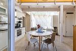 Moderne Küche mit Esstisch und Sitzgelegenheiten - Haus Seefeuer 03 - Top-Hundeurlaub